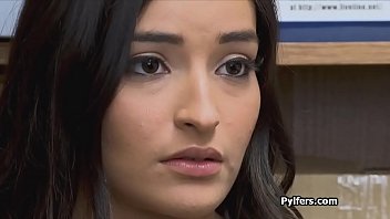 latina castigada por robar en una tienda