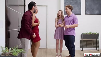 Latina tetona quiere un intercambio de pareja antes del matrimonio con una peque&ntilde;a rubia y su chico. La nena de tetas peque&ntilde;as est&aacute; emocionada