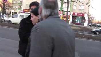 Le preguntan a una chica en la calle si acepta follar por dinero