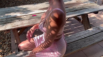 Madrastra europea de grandes tetas Artemisia Love en sesi&oacute;n al aire libre
