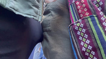Mam&aacute; casada ama la polla negra joven entre sus mejillas en p&uacute;blico