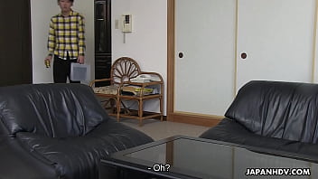 Mamá japonesa está pagando con la polla de su hijastro