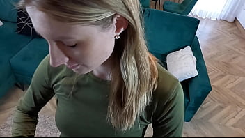 Mamá linda necesita dinero – chupar la polla rápidamente para un casting porno