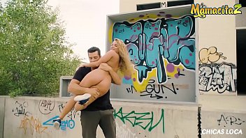 MAMACITAZ – Sofi Goldfinger – Semental latino se folla duro con una estrella porno de culo caliente