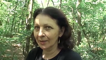 Me follo el co&ntilde;ito h&uacute;medo y peludo de esta abuelita caliente de peque&ntilde;as tetas naturales hasta correrme a chorros sobre ella