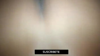 Me follo sin condón a la esposa de mi amigo por dinero y me corro en su coño