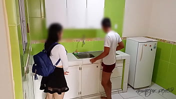 me ruega que me la folle en la cocina despues de verme desnudo, se la meto toda antes que llegue alguien y nos pille en plena accion