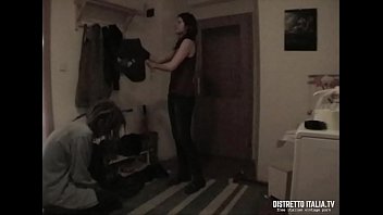 Mi compañera de cuarto es una gran zorra y no sabe que la estoy filmando en secreto mientras la follo