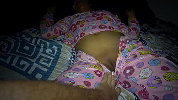 mi dulce hijastra disfruta que la visite por las noches en su habitaci&oacute;n. Se puso tan cachonda que me dej&oacute; terminar adentro de su panocha depilada