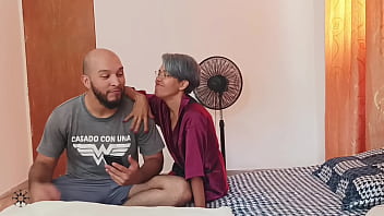 Mi hermanastra me muestra unas im&aacute;genes en su tel&eacute;fono y comienza a excitarme hasta que terminamos follando – Porno en espa&ntilde;ol.