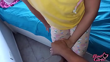 Mi hijastro llega a a casa de vicita y que tal me lleva a mi habitacion y mi hermanastra nos pilla follando duro – no le digas nada a mi esposo