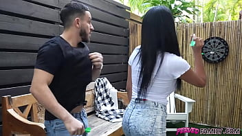 Mi t&iacute;a madrastra europea con un cuerpo perfecto es m&aacute;s traviesa de lo que pensaba