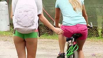 Mientras colocan su mantel de picnic en el suelo afuera, el estado de &aacute;nimo surge. Las lesbianas rubias cachondas r&aacute;pidamente sacan sus adorables consoladores