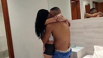 Milf caliente y flaca se puso la cara en este video amateur follando con dos amigas en el motel de Río de Janeiro