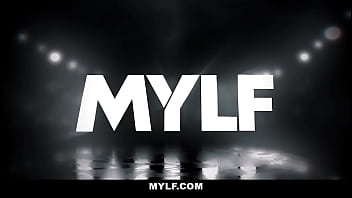 MILF morena se folla al fontanero – Ivy Secret