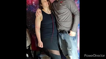 Mira a mi esposa caliente ser arruinada por pollas negras frente a un marido cornudo que habla sucio mientras &eacute;l graba