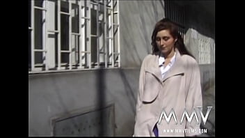 Morena cachonda chupando y follando una polla dura en este video cl&aacute;sico