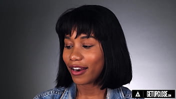 Morena totalmente natural se masturba en solitario