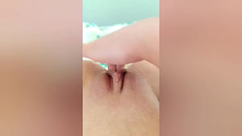 Mostr&eacute; mis peque&ntilde;as piernas perfectas y luego llev&eacute; mi co&ntilde;o afeitado al orgasmo.