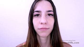 Nena delgada es follada por una gran polla en el estudio