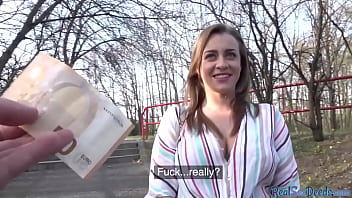 Nena tetona chupapollas cogida en POV en p&uacute;blico al aire libre con solo 4 dinero