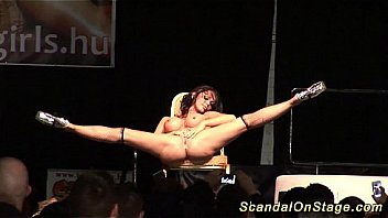 nena tetona flexible en el escenario