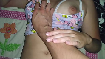 Novia de mi mejor amigo me visita con panties de barbie y le hago un creampie bien rico. Video real casero