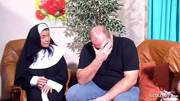 Novio completamente estúpido tiene que follarse a su joven novia alemana antes de la consejería matrimonial
