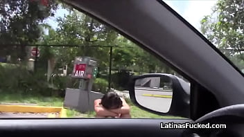 Ofreciendo a la novia latina abandonada algo de dinero por sexo