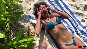 Orina en la cara de una chica en una playa pública
