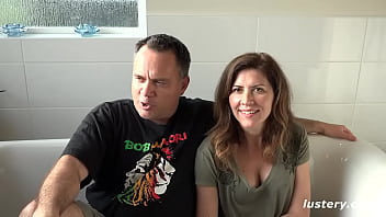Pareja casera madura real limpiando juntos