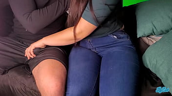 pareja de novios calientes se tocan y follan en su cuarto sin condon!!
