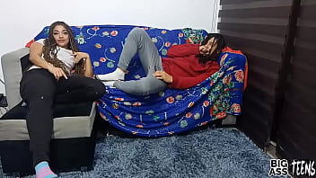 Pijamada con hermanastra se sale de control, me vengo en su co&ntilde;o y le meto mi polla por su culo grande esponjoso me hace una mada grande Sex Duro con mi Hermanastra