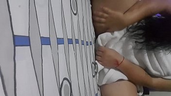 plomero entra a la habitacion de modelo porno
