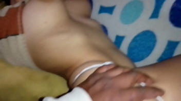profesora de la Universidad cat&oacute;lica de Chile hablando con su marido mientras abre las piernas