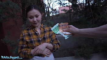 Public Agent Chinese Hottie se la follan a cuatro patas en un s&oacute;tano