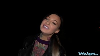 Public Agent Curvy tetona sexy en una mamada y follada al aire libre por la noche