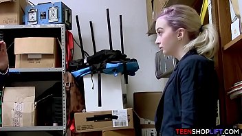 Robando emo rubia es atrapada y follada
