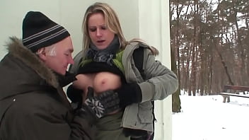 Rubia cachonda con tetas perfectas obtiene su co&ntilde;o afeitado al aire libre follada por un hombre viejo con la polla dura