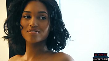 Sexy jovencita negra striptease y posando desnuda caliente