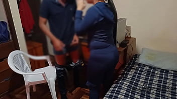 sirvienta me descubre: Me masturbo en mi cuarto cuando de repente entra mi sirvienta y me ve viendo porno, no se aguanta y me pide mi polla a gritos