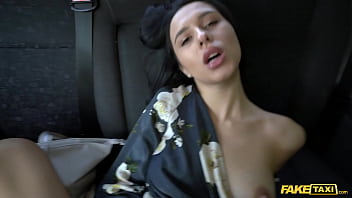 Taxi falso Sexo anal para una nena caliente que se va a casar