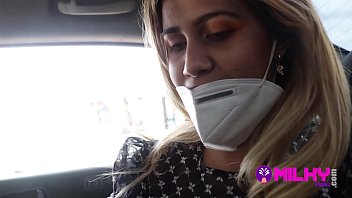Tetona busca leche, se pone bien puta en la calle con su disfraz