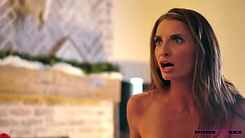 Trío porno navideño caliente con Nikole Nash y Silvia Saige – Pornografía navideña en alta definición