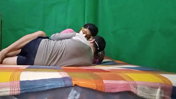 UN EJEMPLO DE COMO HACER FELIZ A TU PADRASTRO PARA QUE TE PERMITA TENER VARIOS NOVIOS AL MISMO TIEMPO Y FOLLARLOS A TODOS. PORNO CASERO REAL