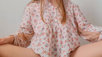 Una jovencita tetona excita sus grandes pezones ante la c&aacute;mara. V&iacute;deo amateur