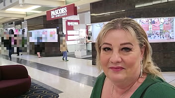 Una perra de mala calidad de Nueva Zelanda bebe orina en un cub&iacute;culo p&uacute;blico en el centro comercial y luego camina en p&uacute;blico.