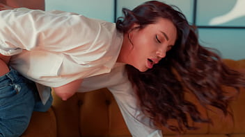 Ver porno con mi madrastra terminó en sexo caliente