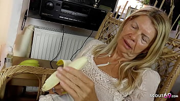 Vieja alemana follada por el joven de al lado